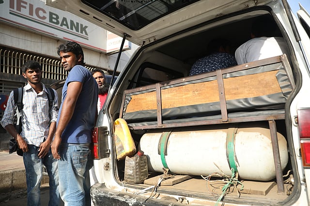 কারওয়ান বাজার এলাকার চিত্র। যাত্রীবাহী মাইক্রোবাসের আসনের নিচে গ্যাস সিলিন্ডার।