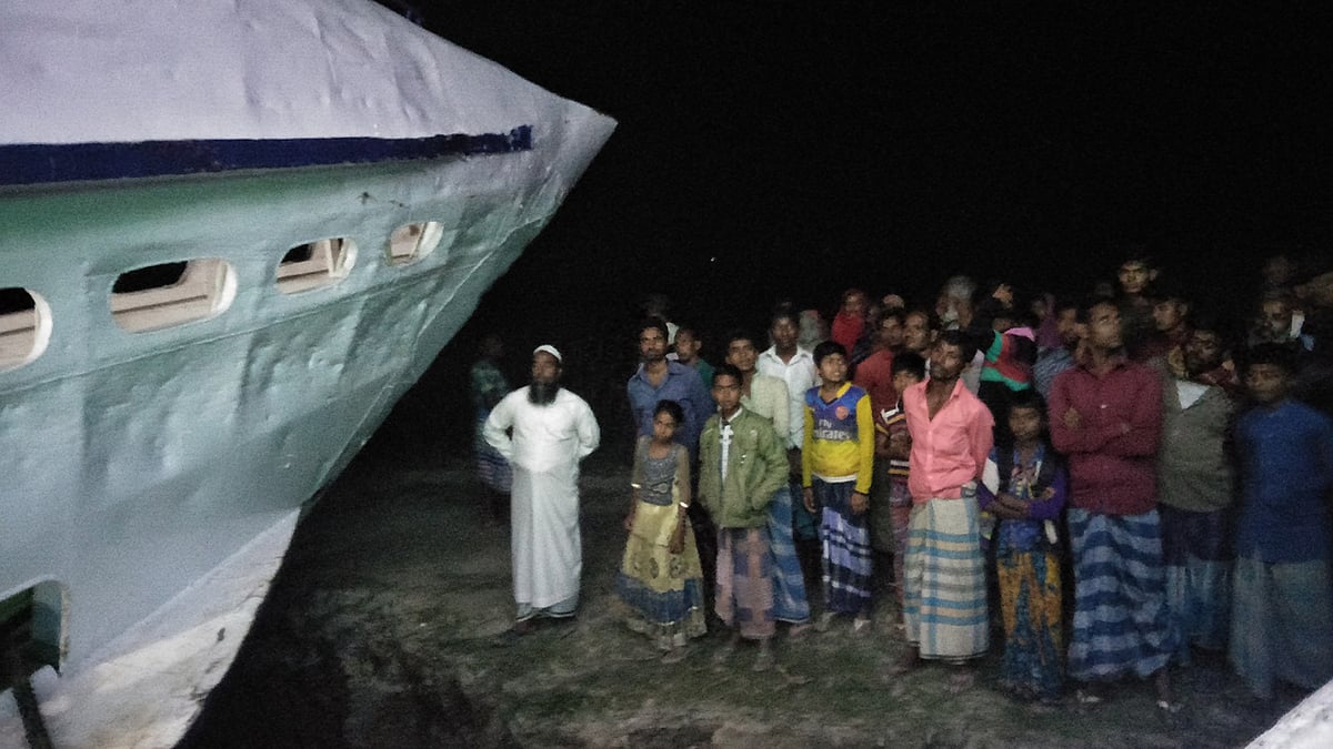 চরে আটকে যাওয়ার পর লঞ্চ বোগদাদীয়া–৯। রাজরাজেশ্বর চর, চাঁদপুর, ২৩ ফেব্রুয়ারি। ছবি: সংগৃহীত