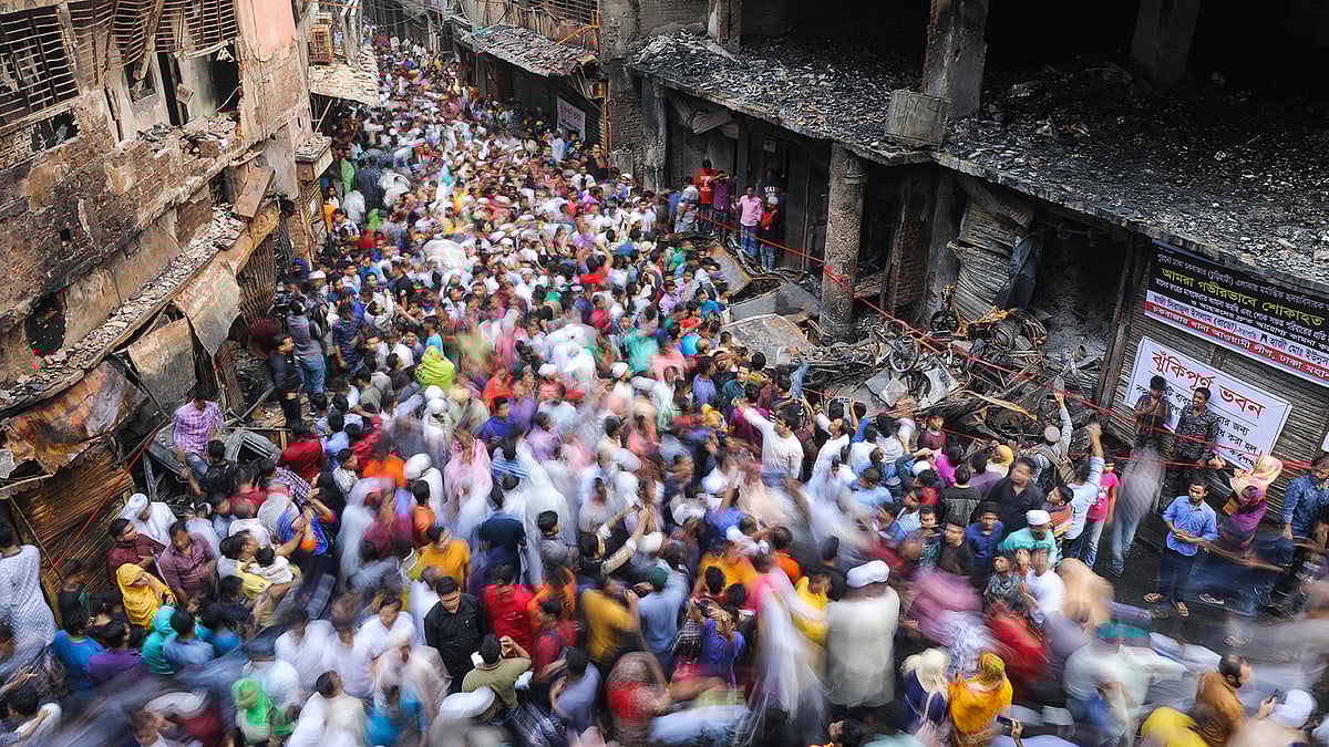 চকবাজারের চুড়িহাট্টায় গত বুধবার রাতে ভয়াবহ অগ্নিকাণ্ডে ৬৭ জনের মৃত্যু হয়েছে। ছবি: প্রথম আলো