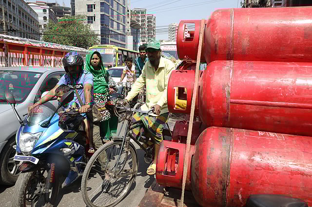 এভাবেই জনবহুল এলাকা দিয়ে অরক্ষিত সিলিন্ডার নিয়ে যাওয়া অনিরাপদ। কাকরাইল এলাকার চিত্র।