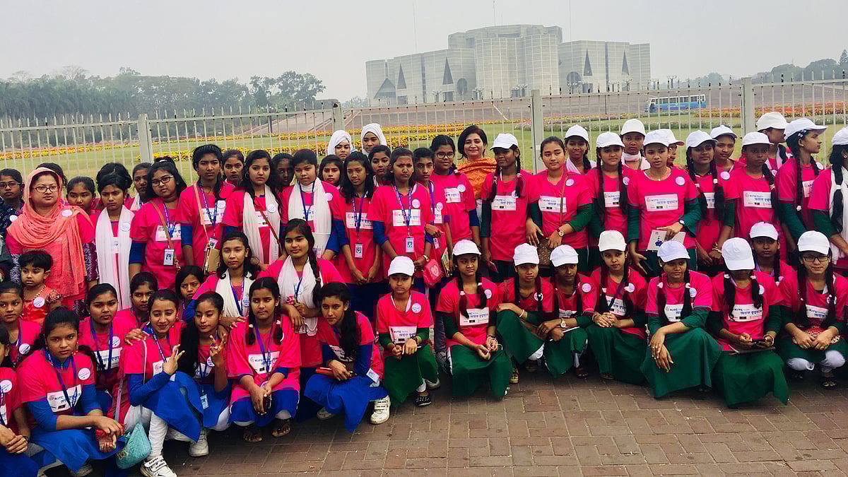 জাতীয় সংসদের সামনে শিক্ষার্থীরা। ছবি: সংগৃহীত