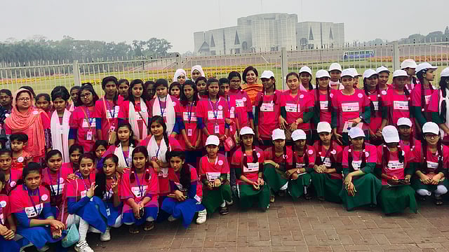 জাতীয় সংসদের সামনে শিক্ষার্থীরা। ছবি: সংগৃহীত