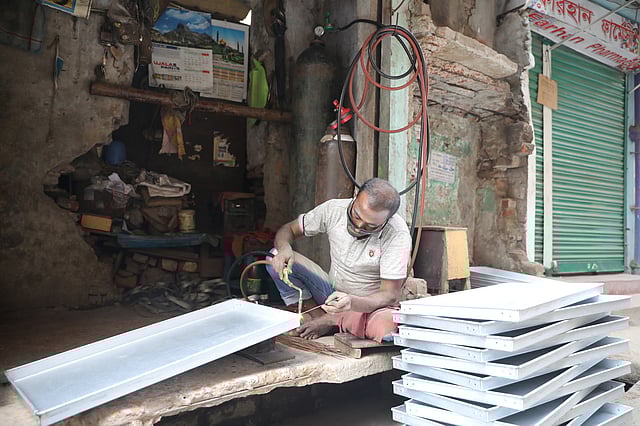 আগাসাদেক রোডে সুরক্ষা ব্যবস্থা ছাড়াই ব্যবহৃত হচ্ছে গ্যাস সিলিন্ডার। ।