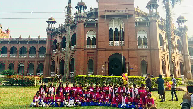 ঢাকা বিশ্ববিদ্যালয়ের কার্জন হলের সামনে শিক্ষার্থীরা। ছবি: সংগৃহীত