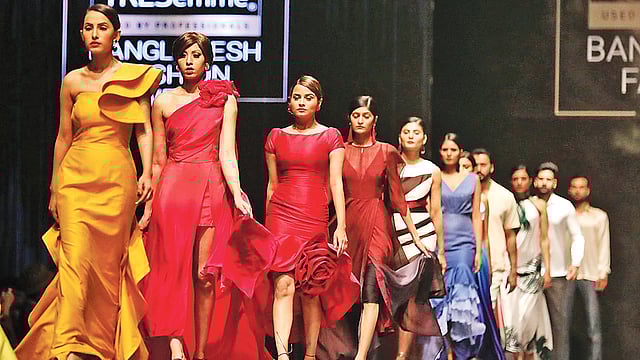 বাংলাদেশ ফ্যাশন উইকের প্রথম দিন ফ্যাশন মঞ্চে মালদ্বীপের ডিজাইনারের তৈরি পোশাক পরে হাঁটছেন মডেলরা। গতকাল রাজধানীর আইসিসিবিতে।  সাইফুল ইসলাম