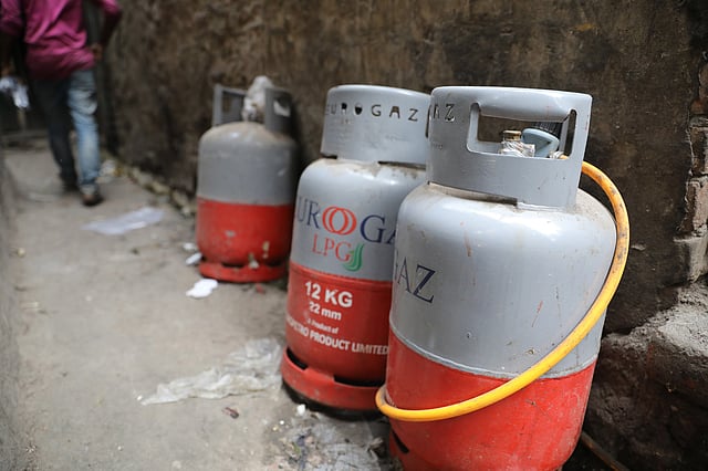 সরু গলিতে ফেলে রাখা হয়েছে রেস্তোরাঁর একাধিক গ্যাস সিলিন্ডার। বংশালের আলাউদ্দিন রোডে।