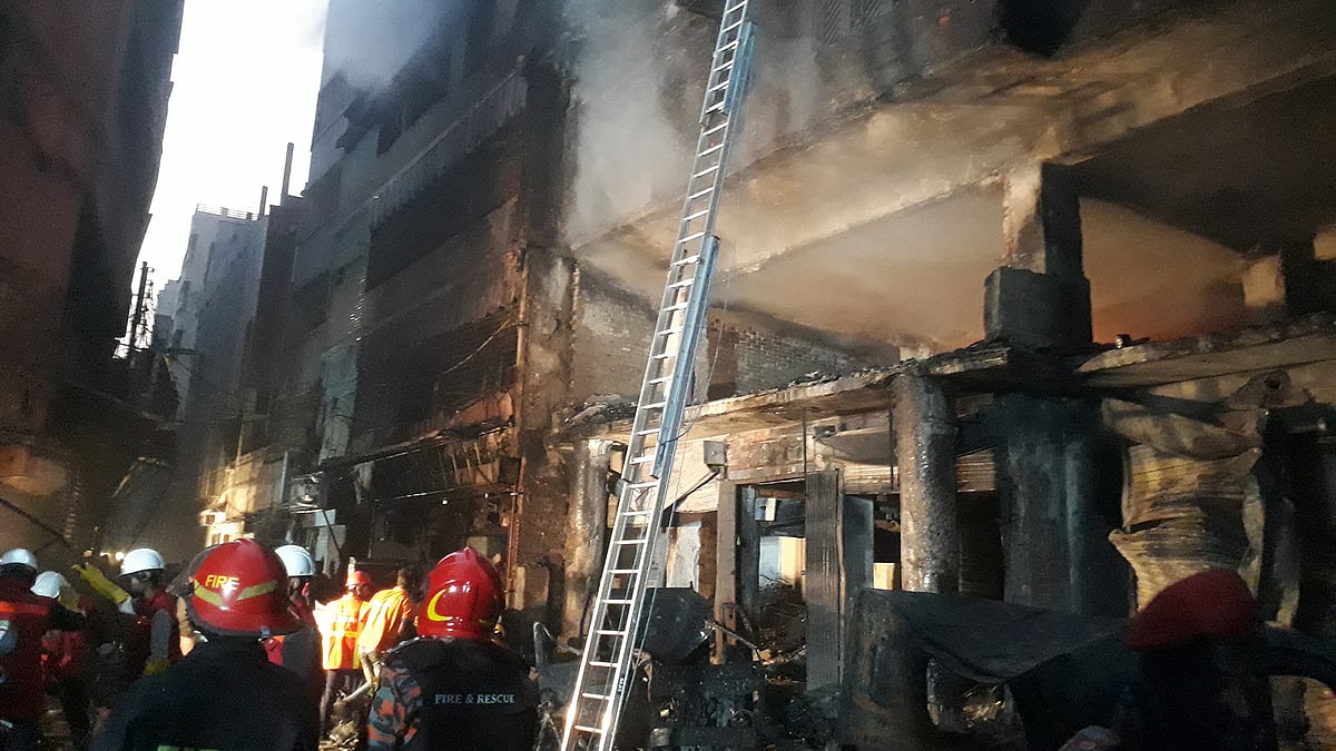 হাজী ওয়াহেদ ম্যানশনের বিভিন্ন তলায় দাহ্য পদার্থের গুদাম ভাড়া দেওয়ার অভিযোগ আছে।