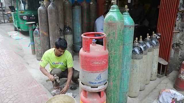 ফুটপাতের ওপর রেখেই মেরামত ও রিফিল করা হয় সিলিন্ডার। বড় মগবাজারে।