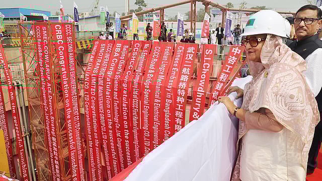 প্রধানমন্ত্রী শেখ হাসিনা আজ রোববার চট্টগ্রামে কর্ণফুলী নদীর তলদেশে দেশের প্রথম সুড়ঙ্গপথ ‘বঙ্গবন্ধু শেখ মুজিবুর রহমান টানেল’-এর খননকাজ পরিদর্শন করেন। ছবি: বাসস