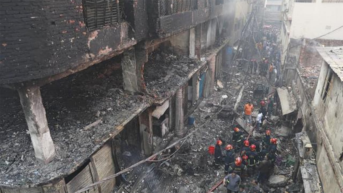 পুরান ঢাকার চকবাজারে লাগা আগুনে পুড়ে গেছে সব। চলছে উদ্ধার কাজ। ছবি: শুভ্র কান্তি দাশ