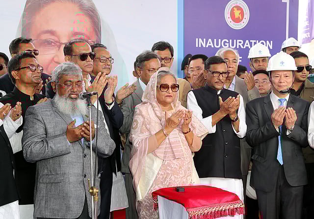 প্রধানমন্ত্রী শেখ হাসিনা আজ রোববার চট্টগ্রামে কর্ণফুলী নদীর তলদেশে দেশের প্রথম সুড়ঙ্গপথ ‘বঙ্গবন্ধু শেখ মুজিবুর রহমান টানেল’-এর খননকাজের উদ্বোধন করে মোনাজাতে অংশ নেন। ছবি: বাসস
