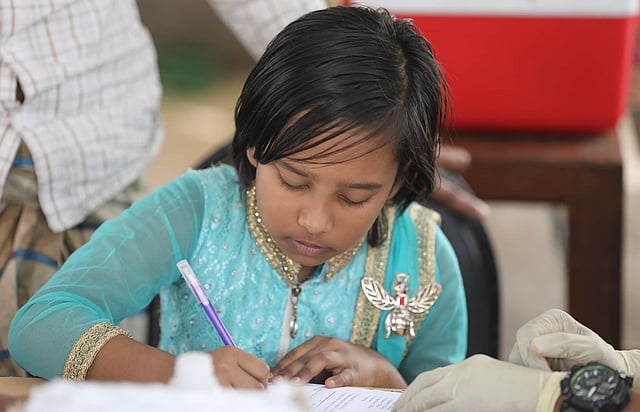 চকবাজারে অগ্নিকাণ্ডে নিখোঁজ অটোরিকশাচালক মো. ইব্রাহিমের ১০ বছর বয়সী মেয়ে নাসিমা আক্তারের কাছ থেকে ডিএনএ নমুনা সংগ্রহ করা হয়।