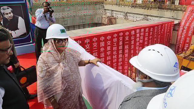 প্রধানমন্ত্রী শেখ হাসিনা আজ রোববার চট্টগ্রামে কর্ণফুলী নদীর তলদেশে দেশের প্রথম সুড়ঙ্গপথ ‘বঙ্গবন্ধু শেখ মুজিবুর রহমান টানেল’-এর খননকাজের উদ্বোধন করেন। ছবি: বাসস