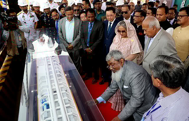 কর্ণফুলী নদীর তলদেশে দেশের প্রথম সুড়ঙ্গপথ ‘বঙ্গবন্ধু শেখ মুজিবুর রহমান টানেল’ দেখতে কেমন হবে, সেটি প্রধানমন্ত্রী শেখ হাসিনাকে দেখানো হচ্ছে। ছবি: বাসস