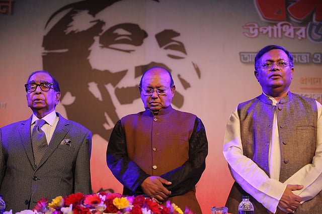 জাতীয় সংগীত গাওয়ার মাধ্যমে শুরু হয় অনুষ্ঠান।