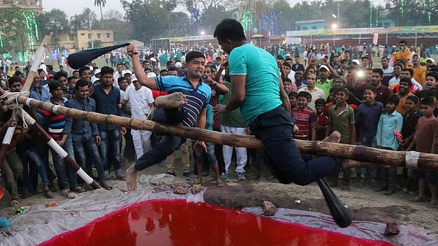 জেলা পুলিশের বার্ষিক সমাবেশ ও ক্রীড়া প্রতিযোগিতা ২০১৯-এ মজার খেলা তৈলাক্ত বাঁশে বালিশযুদ্ধ। পুলিশ লাইন মাঠ, পাবনা, ২৫ ফেব্রুয়ারি। ছবি: হাসান মাহমুদ