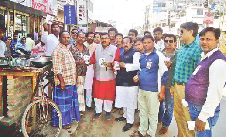 সৈয়দপুর উপজেলা পরিষদ নির্বাচনে প্রচারণা চালাচ্ছেন বর্তমান উপজেলা চেয়ারম্যান মোখছেদুল মোমিন। গতকাল শহরের শহীদ ডা. জিকরুল হক সড়কে।  ছবি: প্রথম আলো