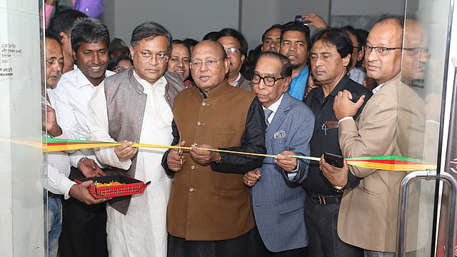 প্রদর্শনীর উদ্বোধন করেন অতিথিরা।