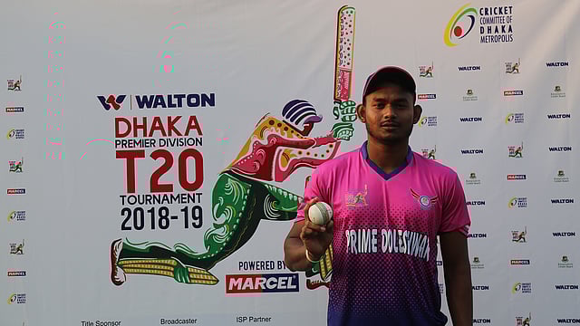 বল হাতে আজ ঝড় তুলেছেন মানিক খান।