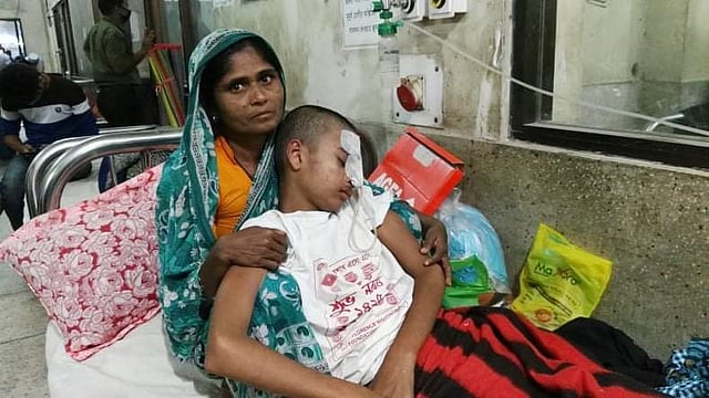 হাসপাতালের বিছানায় অচেতন সন্তান সাগরের সঙ্গে মা হেলেনা বেগম