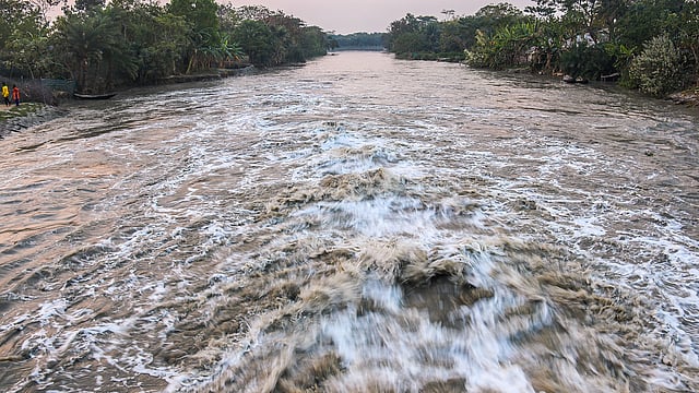 রূপসা নদীর সংযোগ দশগেটের খালে স্লুইসগেটে পানি নিয়ন্ত্রণ করা হয়। জোয়ার এসেছে নদীতে, খালে পানিও কমে গিয়েছিল, স্লুইসগেট খুলে দিলে পানির স্রোতে ভরছে খাল। দশগেট, বটিয়াঘাটা, খুলানা, ২৪ ফেব্রুয়ারি। ছবি: সাদ্দাম হোসেন