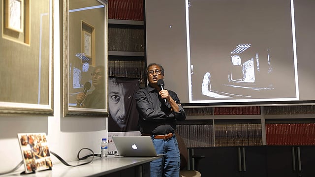 কসমস আতেলিয়ার ৭১ মাসিক আর্টিস্ট টক এ বিখ্যাত আলোকচিত্রী নাসির আলি মামুন তাঁর ছবি নিয়ে আলোচনা করেন। কসমস গ্যালারি, মালিবাগ, ঢাকা, ২৫ ফেব্রুয়ারি। ছবি: সাবিনা ইয়াসমিন