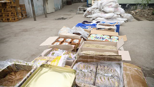 হিমাগার থেকে বের করে আনা হয়েছে মেয়াদোত্তীর্ণ নানা খাদ্যপণ্য।