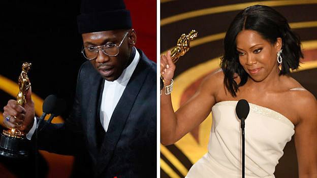 সেরা পার্শ্ব অভিনেতার অস্কার হাতে মাহেরশালা আলী ও সেরা পার্শ্ব অভিনেত্রী রেজিনা কিং। ছবি: এএফপি ও রয়টার্স