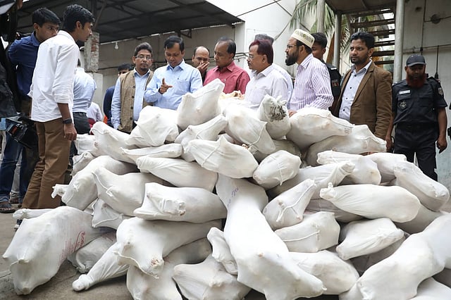 রাজধানীর তেজগাঁওয়ের শিকাজু হিমাগারে র‍্যাব-২ অভিযান চালিয়ে বিপুল পরিমাণ পচা মাংস, খেজুর, পনির, শুঁটকি ও অন্যান্য খাদ্যপণ্য জব্দ করে। এগুলো রাজধানীর বিভিন্ন নামীদামি সুপারশপে বিক্রি হতো। ঢাকা, ২৫ ফেব্রুয়ারি। ছবি: আবদুস সালাম