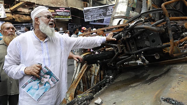 চকবাজারের অগ্নিকাণ্ডে নিহত রোহানের পোড়া মোটরসাইকেলের সামনে নানার কান্না। চকবাজার, ঢাকা, ২৫ ফেব্রুয়ারি। ছবি: শুভ্র কান্তি দাশ
