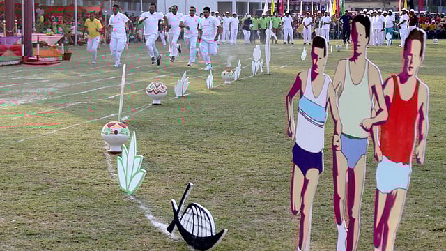 জেলা পুলিশের বার্ষিক সমাবেশ ও ক্রীড়া প্রতিযোগিতা ২০১৯-এ ১০০ মিটার দৌড়ে প্রতিযোগীরা। পুলিশ লাইন মাঠ, পাবনা, ২৪ ফেব্রুয়ারি। ছবি: হাসান মাহমুদ