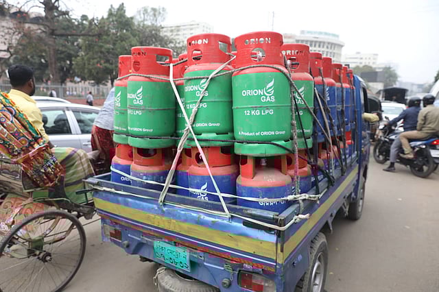 পিকআপে বোঝাই করে নিয়ে যাওয়া হচ্ছে গ্যাস সিলিন্ডার। এভাবে গ্যাস সিলিন্ডার বহন অত্যন্ত বিপজ্জনক। শাহবাগ, ঢাকা, ২৫ ফেব্রুয়ারি। ছবি: দীপু মালাকার