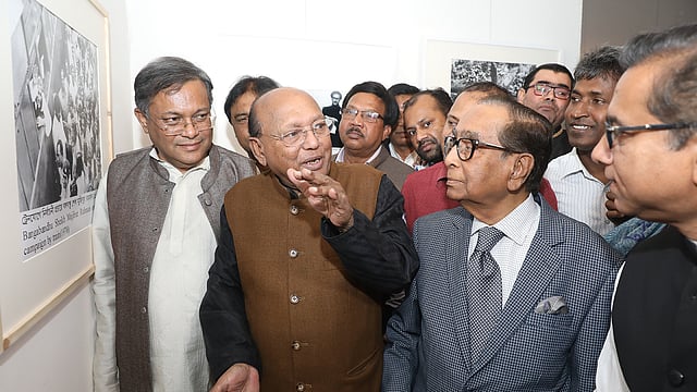প্রদর্শনী ঘুরে দেখার সময় একটি ছবির সামনে দাঁড়ালেন তোফায়েল আহমেদ। ছবিটিতে ১৯৭০ সালের নির্বাচনে প্রচারণা চালাতে বঙ্গবন্ধুকে ট্রেনে যাত্রা করতে দেখা যায়। সেদিন ট্রেনটিতে ছিলেন তোফায়েল আহমেদও। তিনি সেই স্মৃতির কথা জানালেন সঙ্গে থাকা সবাইকে