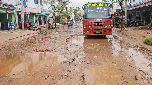 খুলনার সোনাডাঙ্গা বাস টার্মিনাল থেকে বিভিন্ন রুটে বাস চলাচল করে। কিন্তু সোনাডাঙ্গা বাইপাস লিংক সড়কটি ভাঙাচোরা হওয়ায় যাত্রীদের দুর্ভোগ পোহাতে হয়। ২৫ ফেব্রুয়ারি। ছবি: সাদ্দাম হোসেন