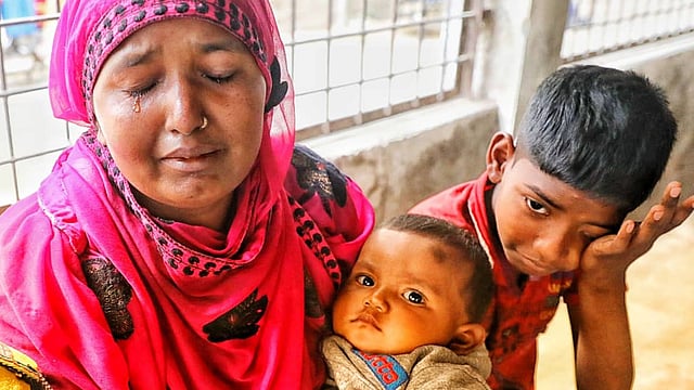 স্বামীর জন্য স্ত্রীর কান্না। তিন সন্তানকে নিয়ে সখিনা মর্গে এসেছেন তাঁর স্বামী রিকশাচালক শাহাবুদ্দীনের খোঁজ করতে। শাহাবুদ্দীন চকবাজার এলাকায় রিকশা চালাতেন। অগ্নিকাণ্ডের ঘটনার পর থেকে তিনি নিখোঁজ। ঢাকা মেডিকেল কলেজ হাসপাতাল, ঢাকা, ২৫ ফেব্রুয়ারি। ছবি: দীপু মালাকার