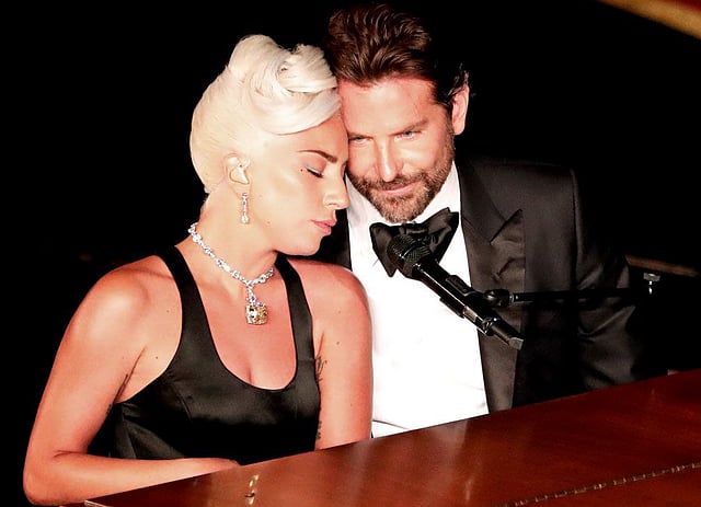 একাডেমি অ্যাওয়ার্ডসের মঞ্চে লেডি গাগা ও অভিনেতা ব্র্যাডলি কুপার। এবারের আসরে গান গেয়ে অস্কারও জিতেছেন লেডি গাগা। ছবি: রয়টার্স