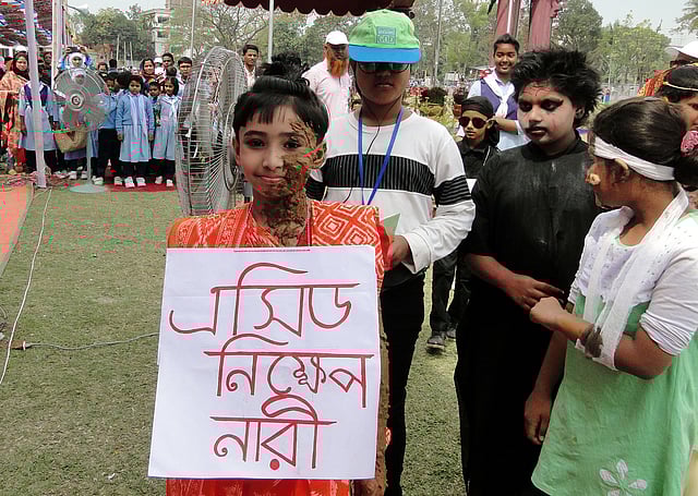 ‘যেমন খুশি তেমন সাজো’ প্রতিযোগিতায় অংশগ্রহণকারীরা। পুলিশ লাইন মাঠ, পাবনা, ২৫ ফেব্রুয়ারি। ছবি: হাসান মাহমুদ