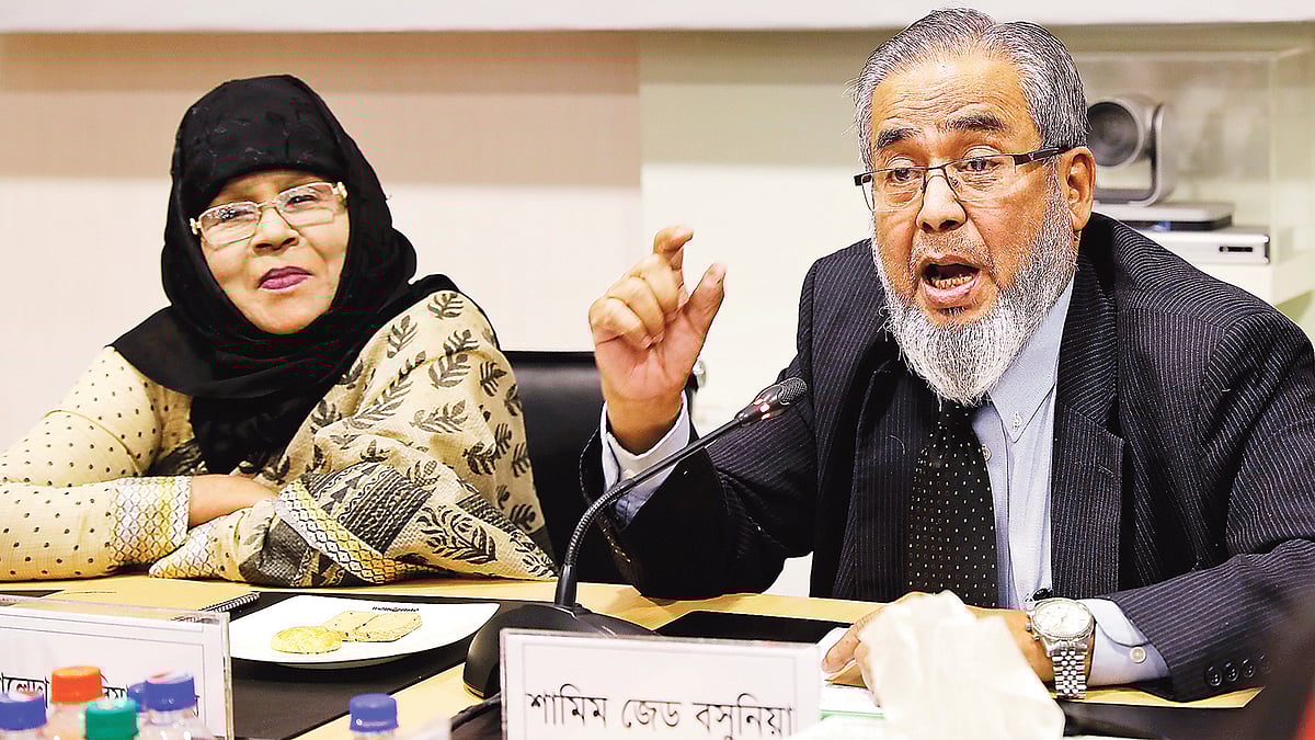 গোলটেবিল বৈঠকে বক্তব্য দেন অধ্যাপক শামিম জেড বসুনিয়া। পাশে পানি উন্নয়ন বোর্ডের সাবেক অতিরিক্ত  মহাপরিচালক খালেদা শাহরিয়ার কবির। গতকাল প্রথম আলো কার্যালয়ে।  প্রথম আলো