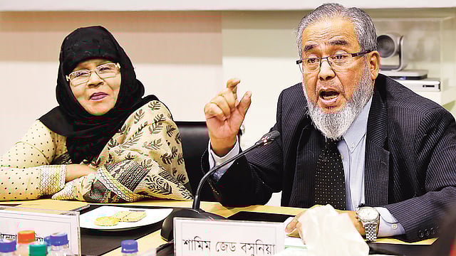 গোলটেবিল বৈঠকে বক্তব্য দেন অধ্যাপক শামিম জেড বসুনিয়া। পাশে পানি উন্নয়ন বোর্ডের সাবেক অতিরিক্ত  মহাপরিচালক খালেদা শাহরিয়ার কবির। গতকাল প্রথম আলো কার্যালয়ে।  প্রথম আলো