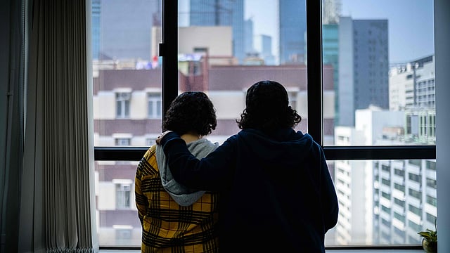 বার্তা সংস্থা এএফপিকে সাক্ষাৎকার দিতে এসেছিলেন সৌদি দুই বোন রিম ও রাওয়ান। এগুলো তাঁদের ছদ্মনাম। দুই বোনের নিরাপত্তার স্বার্থে এএফপি তাঁদের আসল পরিচয় গোপন রেখেছে ও মুখের ছবি প্রকাশ করেনি। সৌদি আরবে প্রত্যাবাসনের ভয়ে তাঁরা এখন পরিচয় গোপন করে পালিয়ে বেড়াচ্ছেন। গত শুক্রবার হংকং-এ।