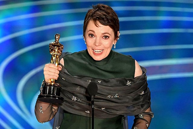 শেষ পর্যন্ত জিতেছেন ইংল্যান্ডের রানি! এমন চরিত্রে অভিনয় করেই অস্কার পেয়েছেন অলিভিয়া কোলম্যান। ছবি: এএফপি