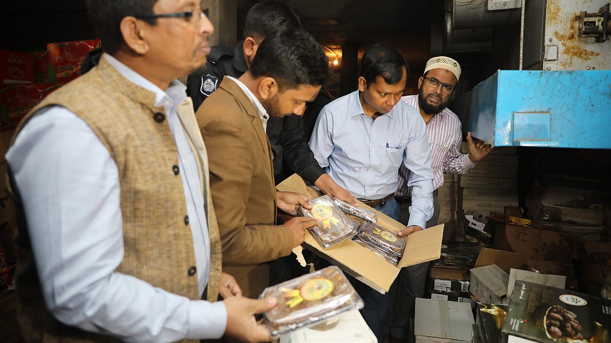 শিকাজু হিমাগারে মেয়াদোত্তীর্ণ নানা খাদ্যপণ্য খুঁজে পায় ভ্রাম্যমাণ আদালত।