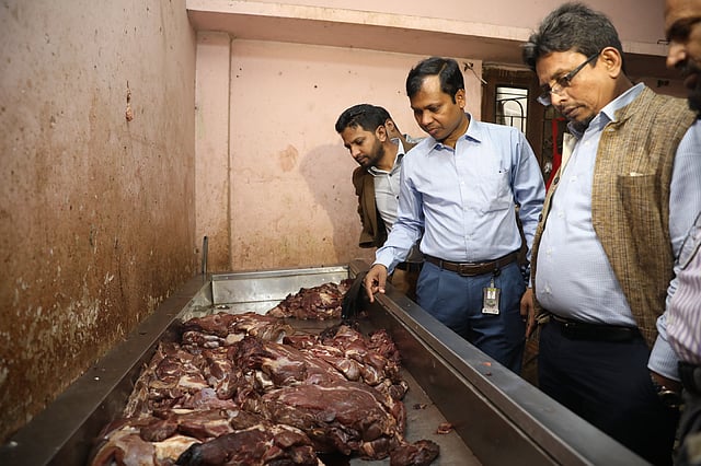 মেয়াদোত্তীর্ণ এই মাংস তাজা মাংসের সঙ্গে মিশিয়ে বিক্রি করা হয়।