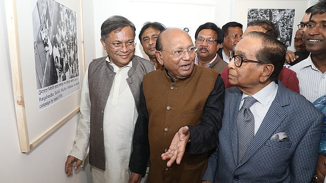 ছবির প্রদর্শনী ঘুরে দেখার সময় একটি ছবির সামনে দাঁড়ালেন তোফায়েল আহমেদ। ছবিটিতে ১৯৭০ সালের নির্বাচনে প্রচারণা চালাতে বঙ্গবন্ধুকে ট্রেনে যাত্রা করতে দেখা যায়। সেদিন ট্রেনটিতে ছিলেন তোফায়েল আহমেদও। তিনি সেই স্মৃতির কথা জানালেন সঙ্গে থাকা সবাইকে। বঙ্গবন্ধু শেখ মুজিবুর রহমানকে ‘বঙ্গবন্ধু’ উপাধি দেওয়ার ৫০ বছর পূর্তি উপলক্ষে এই প্রদর্শনীর আয়োজন করেছে আওয়ামী লীগ। শিল্পকলা একাডেমি, ঢাকা, ২৫ ফেব্রুয়ারি। ছবি: দীপু মালাকার