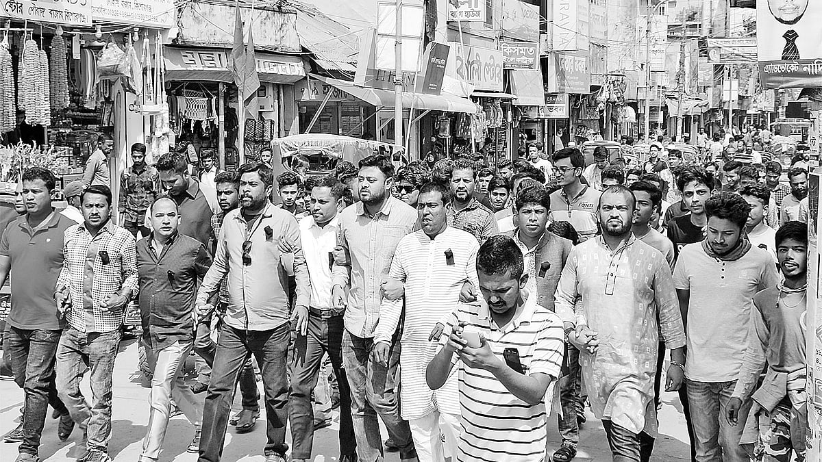 কিশোরগঞ্জ সদর উপজেলা পরিষদে দলীয় ঘোষিত আওয়ামী লীগের চেয়ারম্যান প্রার্থীর মনোনয়ন বাতিলের দাবিতে দলের একাংশের নেতা-কর্মীদের বিক্ষোভ। গতকাল শহরের গৌরাঙ্গ বাজার এলাকায়। ছবি: প্রথম আলো