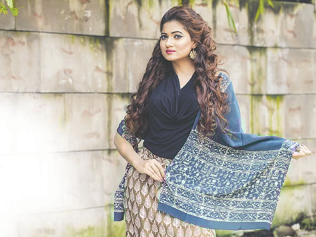 যত্ন নিলে পোশাকে প্রাকৃতিক রং থাকবে অনেক দিন। ছবি: নকশা