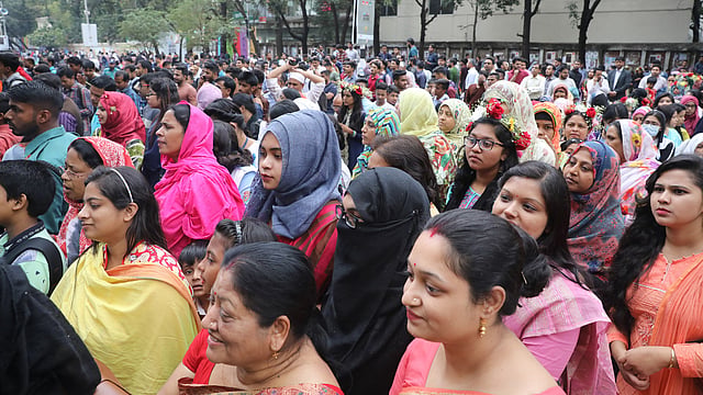 বইমেলার বাইরে বইপ্রেমীদের দীর্ঘ লাইন।