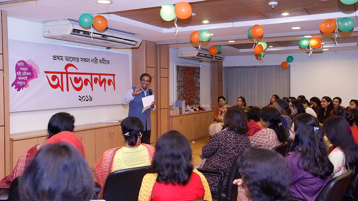 আন্তর্জাতিক নারী দিবস সামনে রেখে প্রথম আলোর ঢাকা কার্যালয়ের সব নারীর সঙ্গে বসেন প্রথম আলোর সম্পাদক মতিউর রহমান। ছবি: সাবিনা ইয়াসমিন