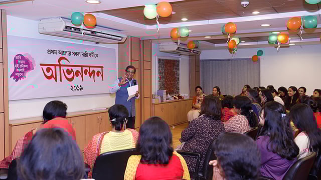 আন্তর্জাতিক নারী দিবস সামনে রেখে প্রথম আলোর ঢাকা কার্যালয়ের সব নারীর সঙ্গে বসেন প্রথম আলোর সম্পাদক মতিউর রহমান। ছবি: সাবিনা ইয়াসমিন