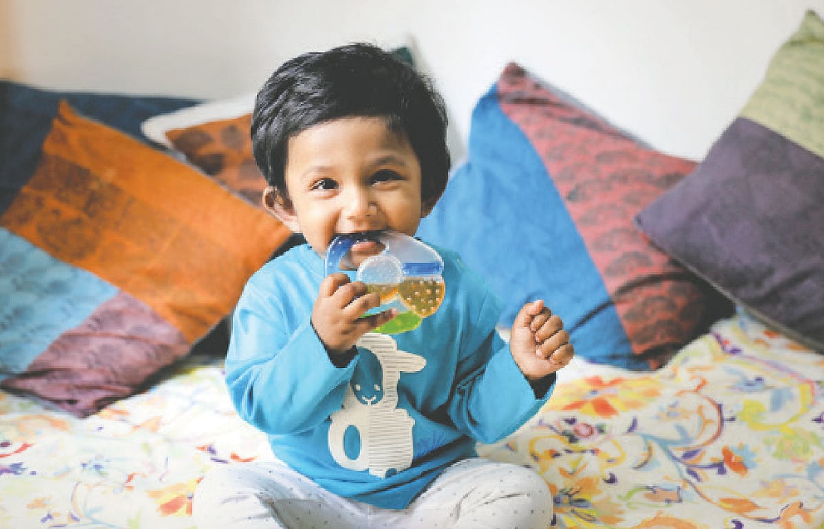 দাঁত ওঠার সময় শিশুর হাতে টিদার দিতে পারেন। মডেল: অন্নপূর্ণা, ছবি: সাবিনা ইয়াসমিন